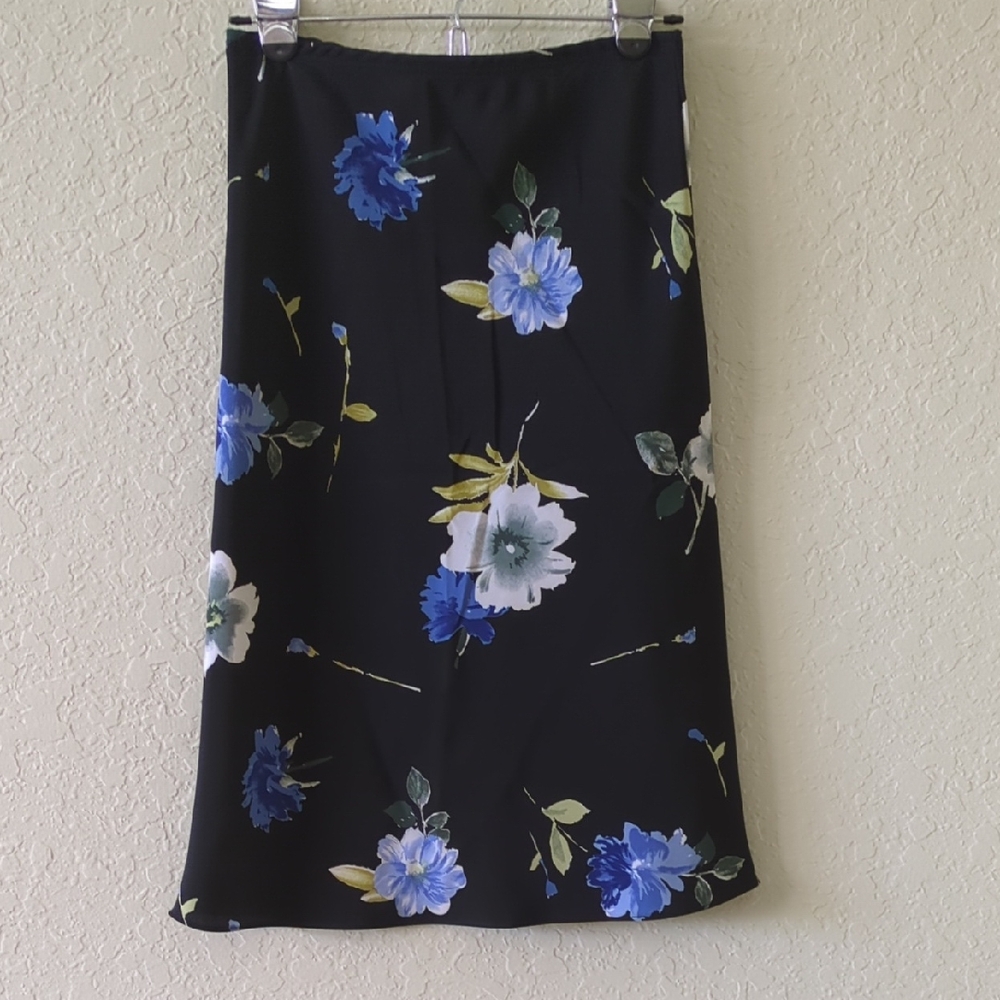 Chic Floral Pencil Skirt in Black and Blue